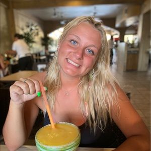 Meet your Posher, Abbi